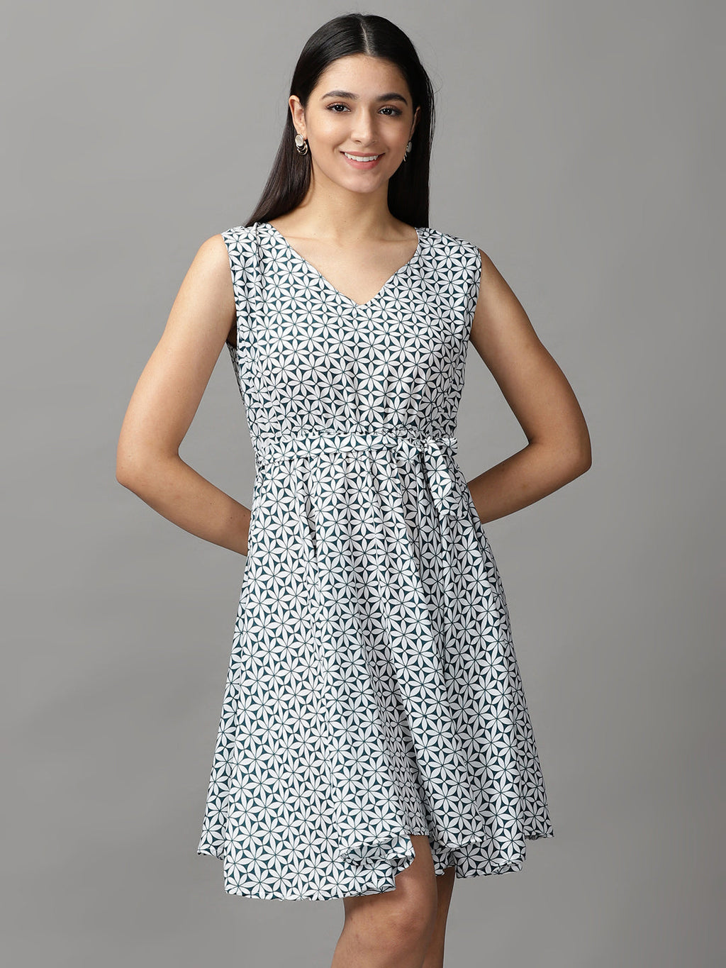 Women's Green Geometric Printed Fit and Flare Sleeveless V-Neck Dress