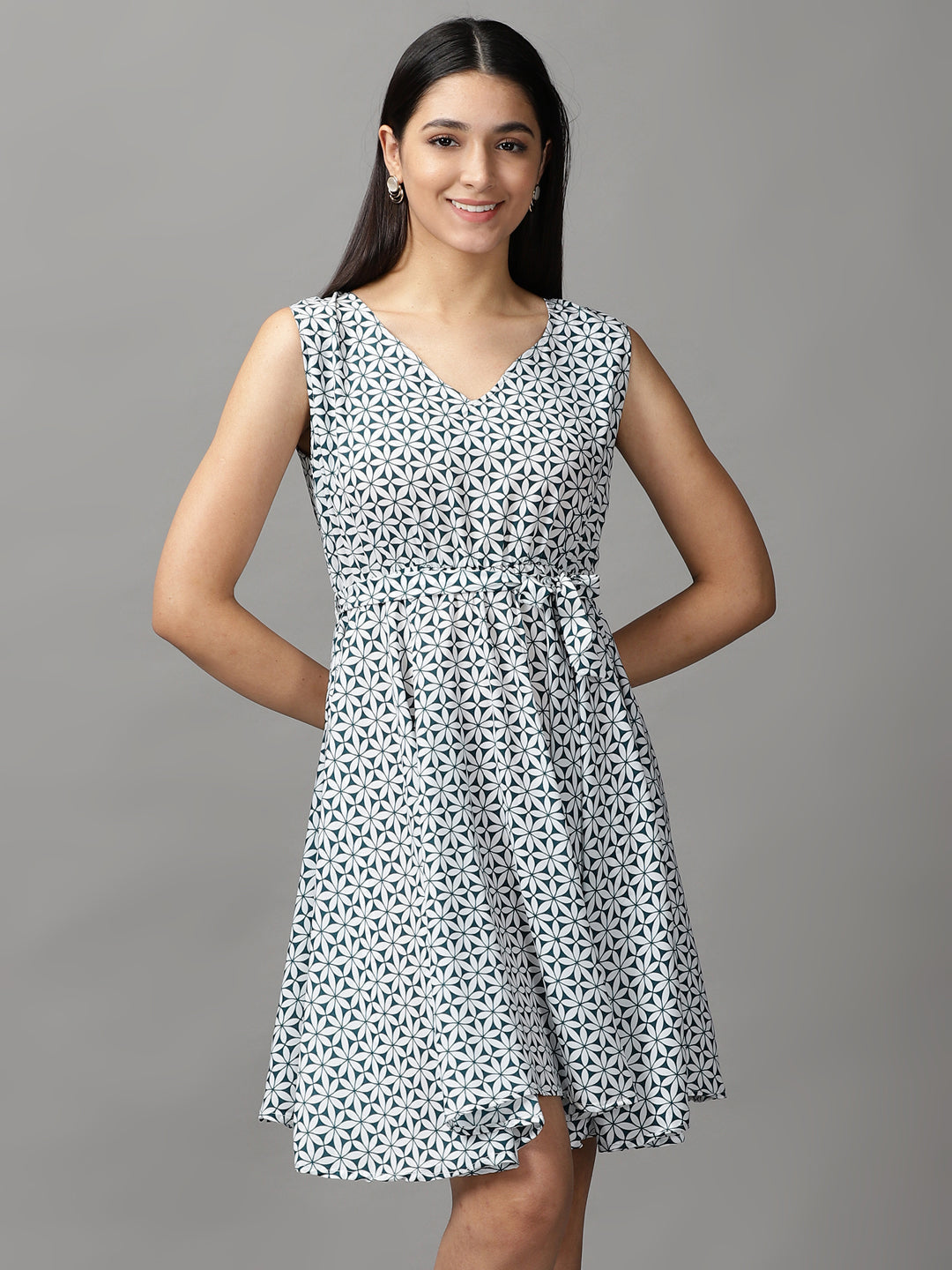 Women's Green Geometric Printed Fit and Flare Sleeveless V-Neck Dress