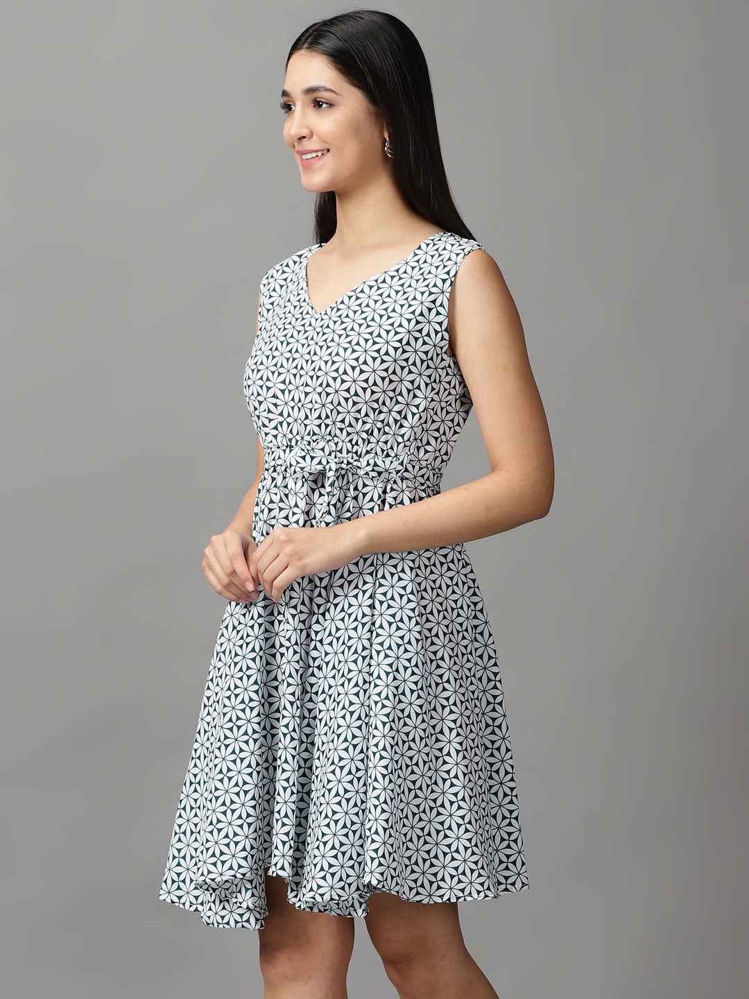 Women's Green Geometric Printed Fit and Flare Sleeveless V-Neck Dress
