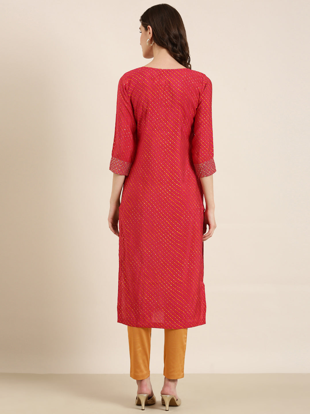 Women's Fuchsia Floral Embroidered Thread Work Straight Kurta