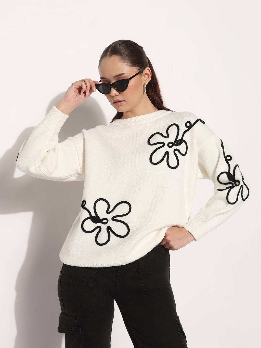 Women's Floral Embroidered White Round Neck Knit Pullover Top