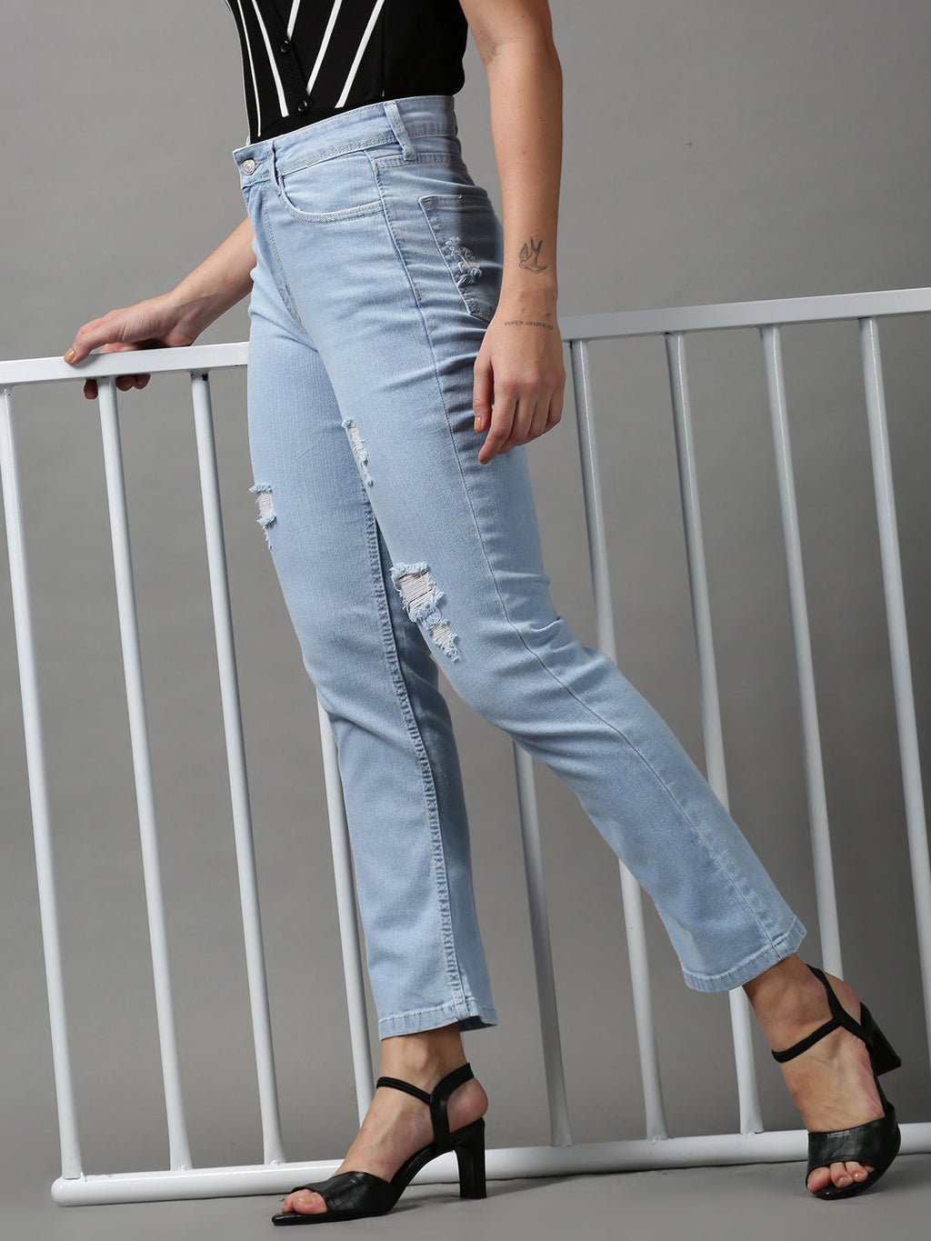 Women's Blue Mildly Distressed Light Fade Stretchable Denim Jeans