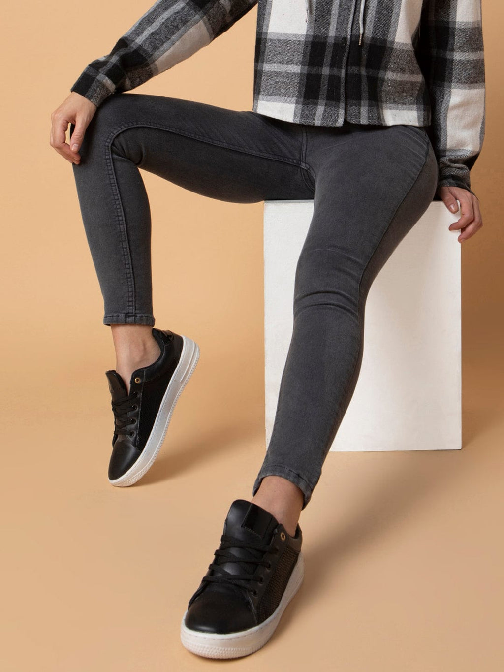Women's Grey Straight Fit Mid-Rise Stretchable Jeans