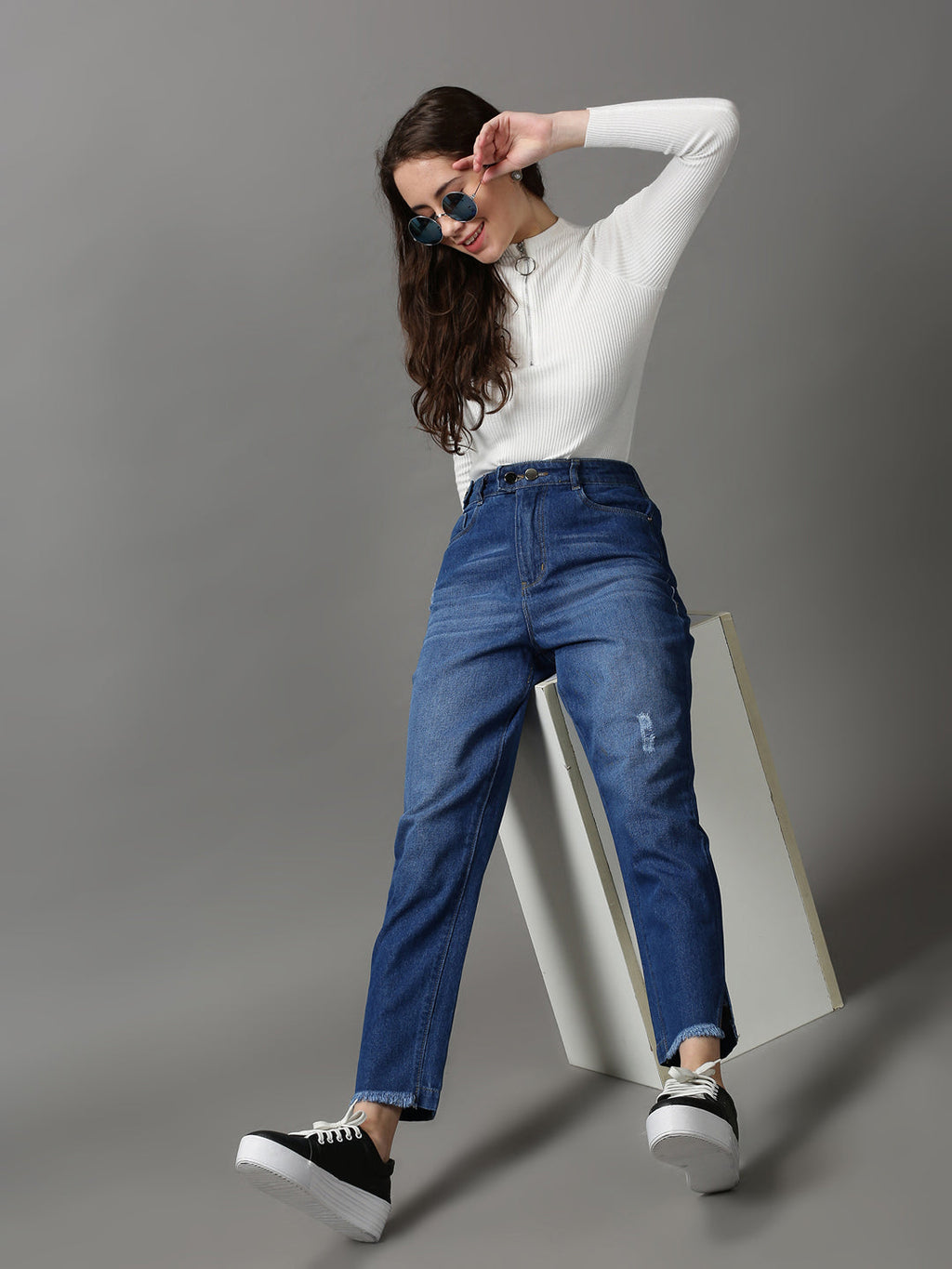 Women's Blue Boyfriend Fit Mildly Distressed Light Fade Stretchable Denim Jeans