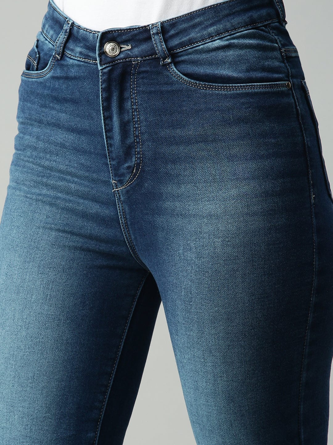 Women's Blue Relaxed Fit High-Rise Light Fade Stretchable Jeans