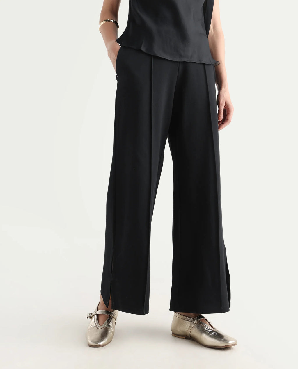 Rareism Women's Jancuri Black Rayon Plain Ankle Length Straight Fit Travel Trouser